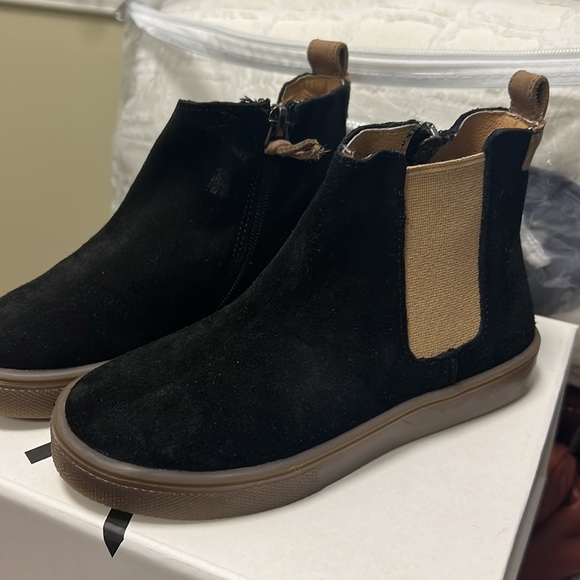 Freshly picked boys Chelsea boot size 11 - Picture 2 of 4
